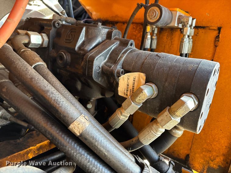 image for item FH7502 2011 Leeboy 8500 B paver