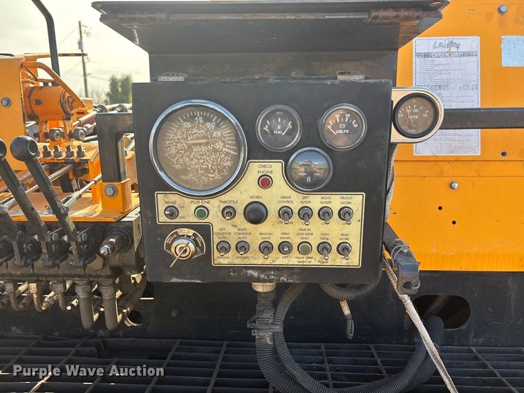 image for item FH7502 2011 Leeboy 8500 B paver