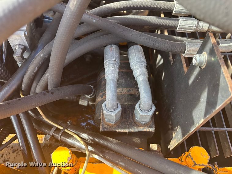 image for item FH7502 2011 Leeboy 8500 B paver