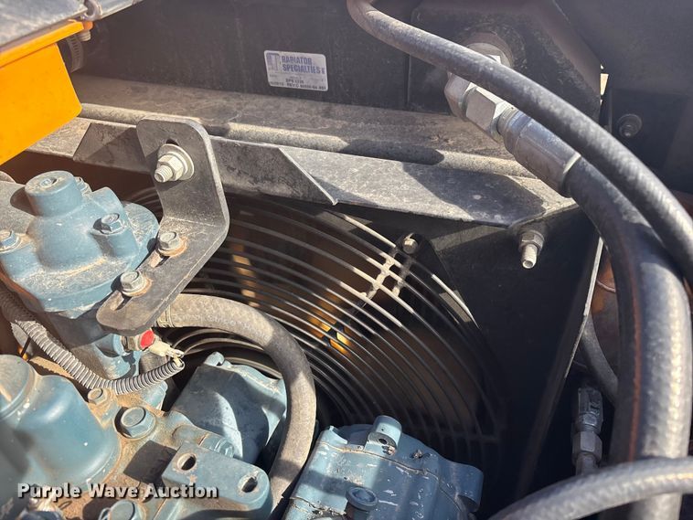 image for item FH7502 2011 Leeboy 8500 B paver