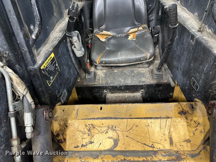 image for item FK1516 1995 New Holland LX885 skid steer loader