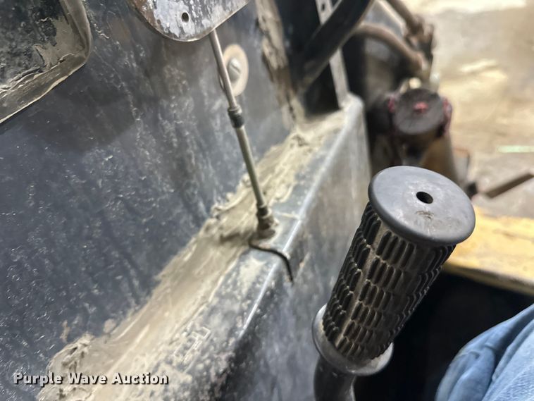 image for item FK1516 1995 New Holland LX885 skid steer loader