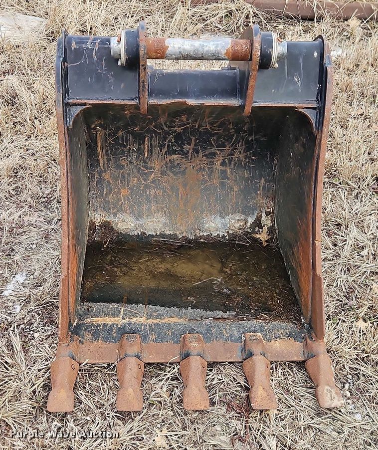 image for item FN5547 Caterpillar 420 backhoe bucket