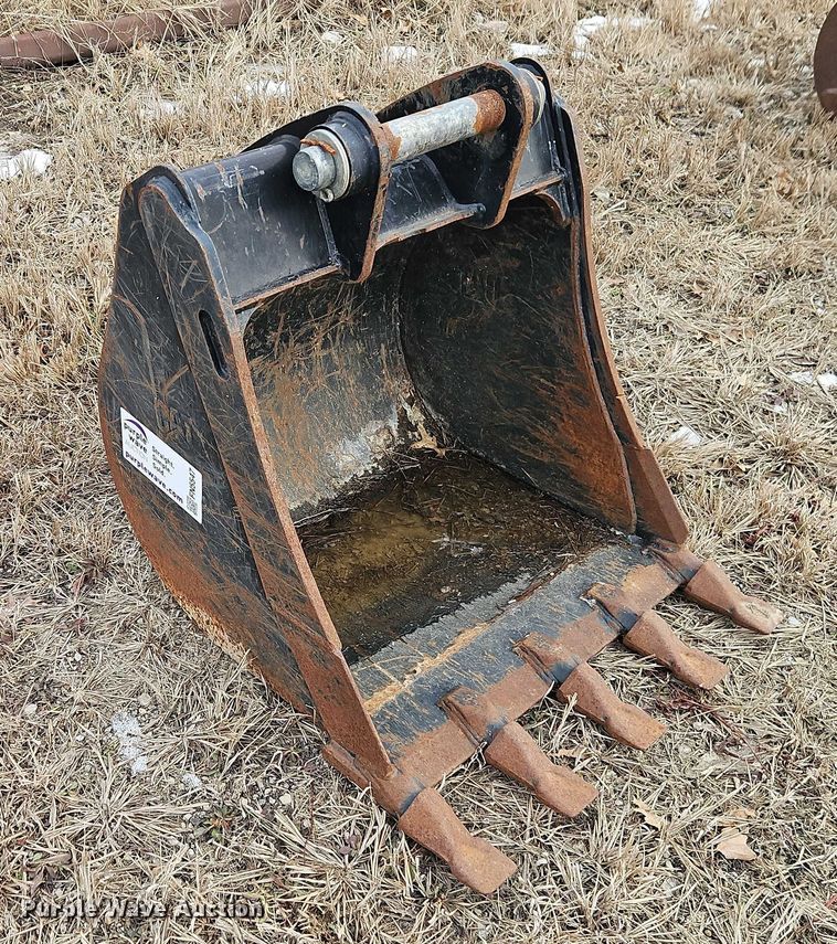 image for item FN5547 Caterpillar 420 backhoe bucket