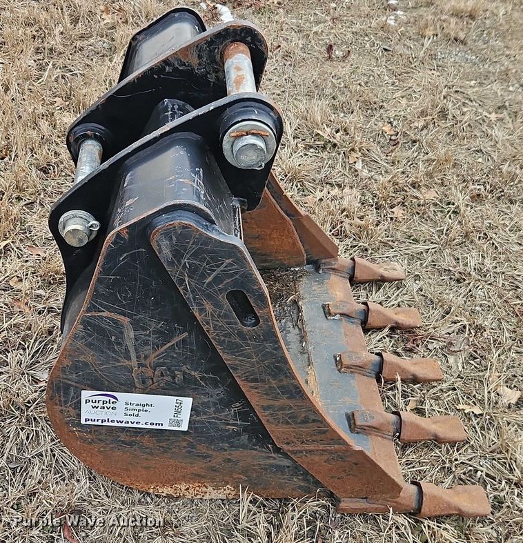 image for item FN5547 Caterpillar 420 backhoe bucket