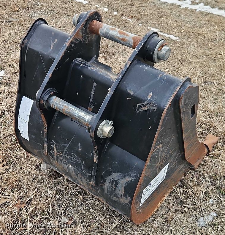 image for item FN5547 Caterpillar 420 backhoe bucket