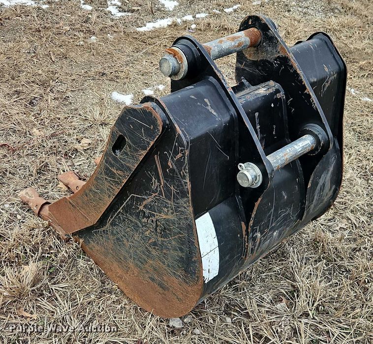 image for item FN5547 Caterpillar 420 backhoe bucket