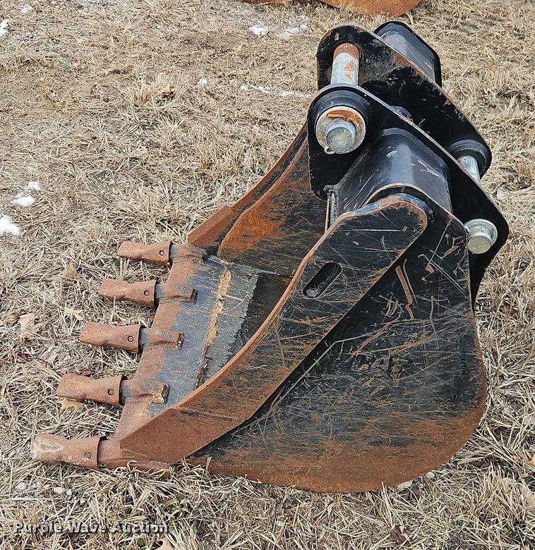 image for item FN5547 Caterpillar 420 backhoe bucket