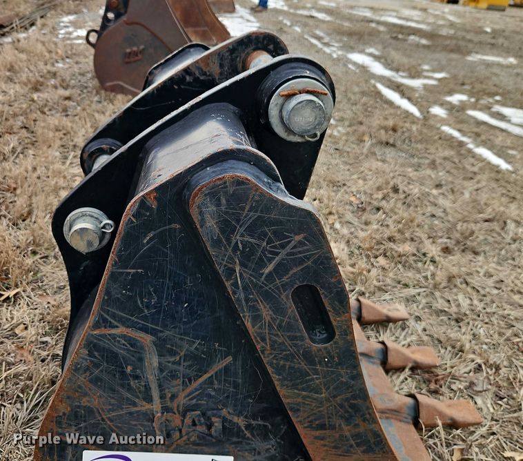 image for item FN5547 Caterpillar 420 backhoe bucket