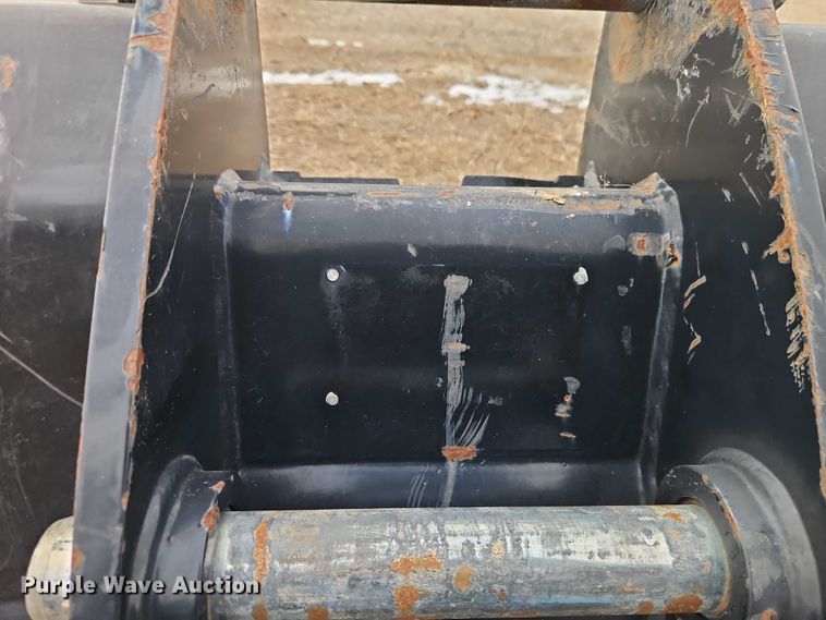 image for item FN5547 Caterpillar 420 backhoe bucket