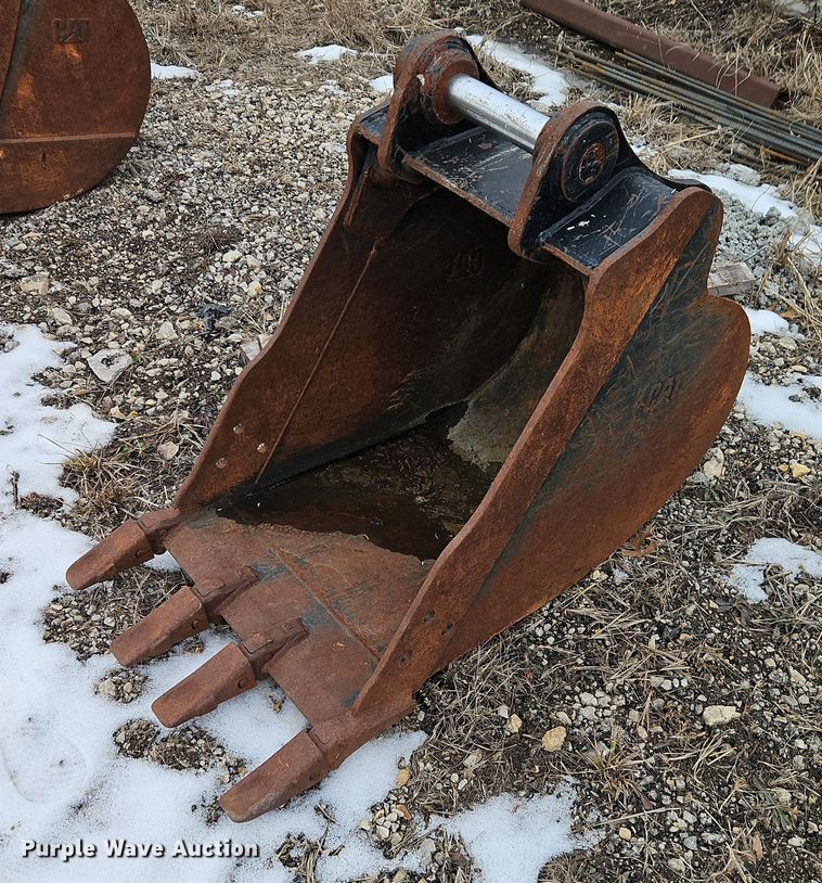 image for item FN5550 Caterpillar 420 backhoe bucket