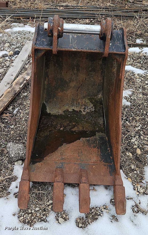 image for item FN5550 Caterpillar 420 backhoe bucket