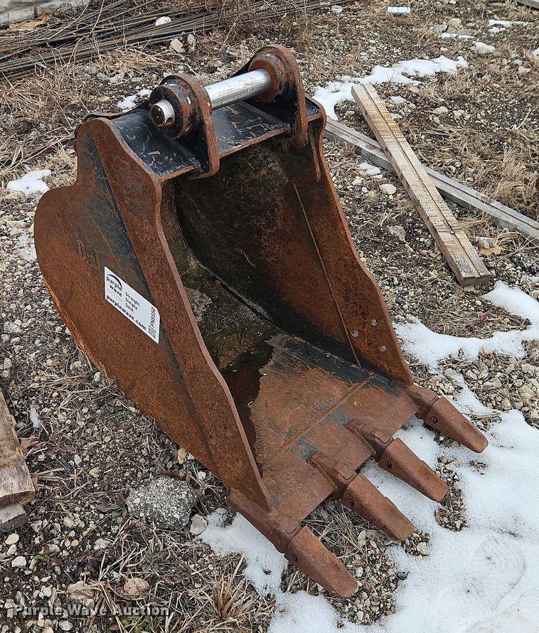 image for item FN5550 Caterpillar 420 backhoe bucket