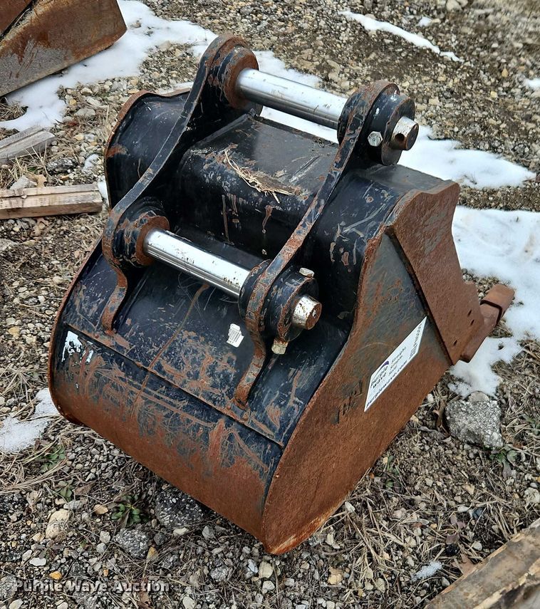 image for item FN5550 Caterpillar 420 backhoe bucket