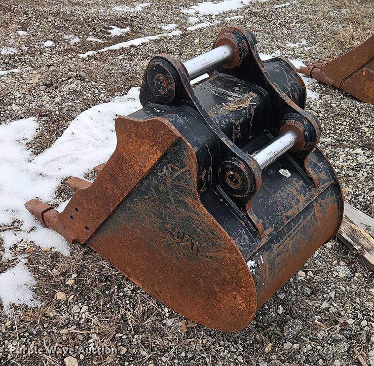 image for item FN5550 Caterpillar 420 backhoe bucket