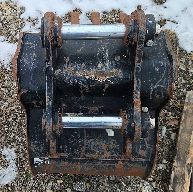 image for item FN5550 Caterpillar 420 backhoe bucket