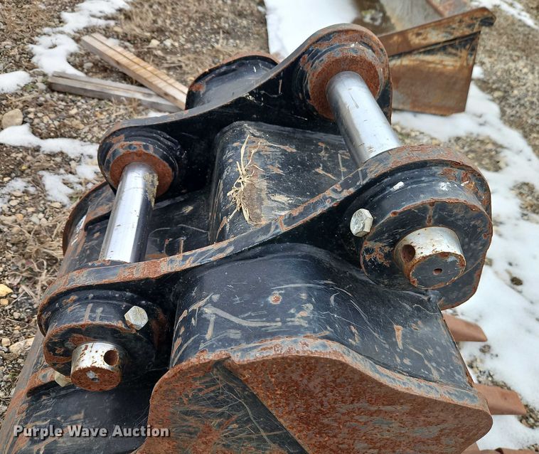 image for item FN5550 Caterpillar 420 backhoe bucket