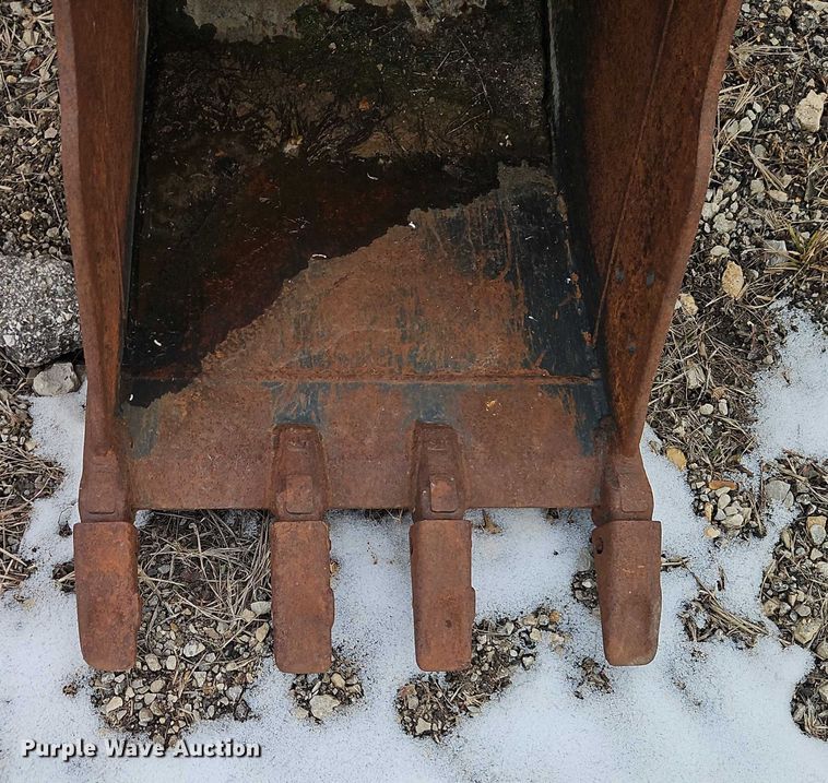 image for item FN5550 Caterpillar 420 backhoe bucket