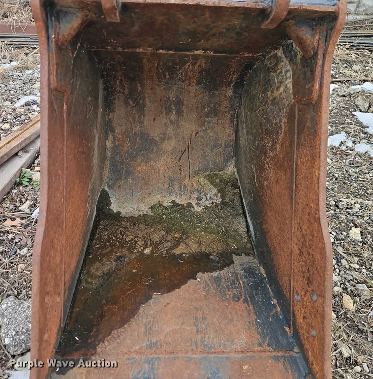 image for item FN5550 Caterpillar 420 backhoe bucket