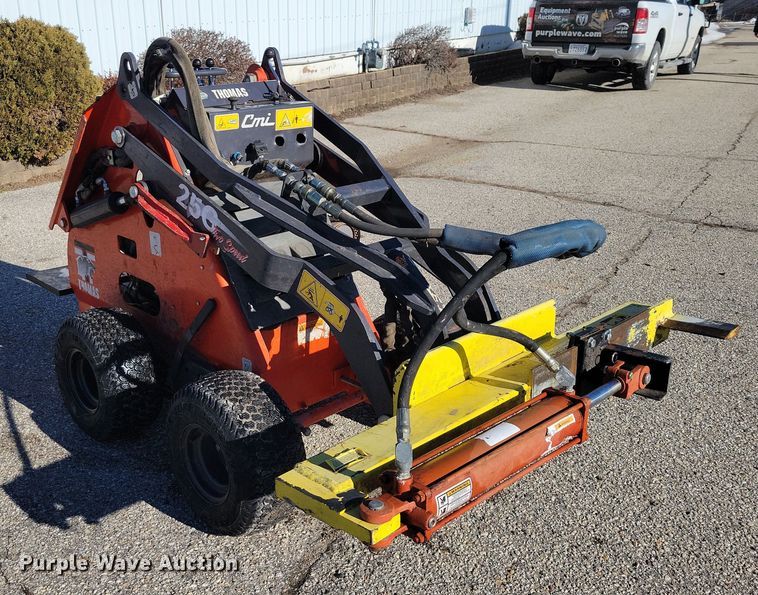 image for item NO9876 2002 Thomas 25G compact utility loader