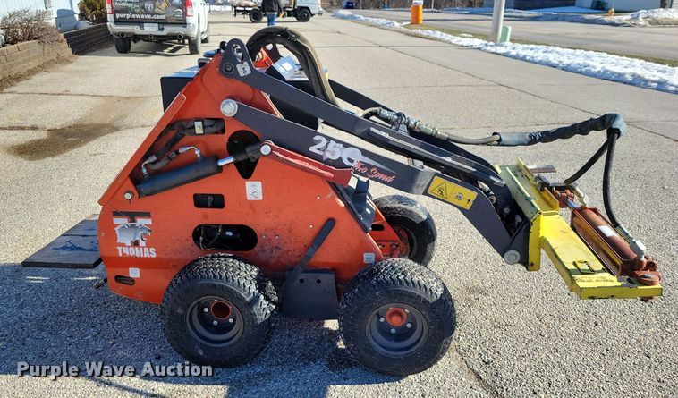 image for item NO9876 2002 Thomas 25G compact utility loader