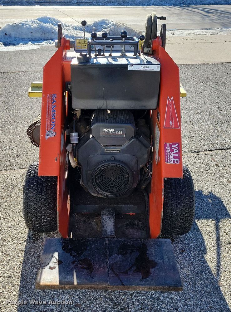 image for item NO9876 2002 Thomas 25G compact utility loader