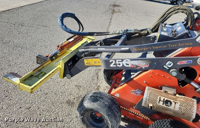 image for item NO9876 2002 Thomas 25G compact utility loader