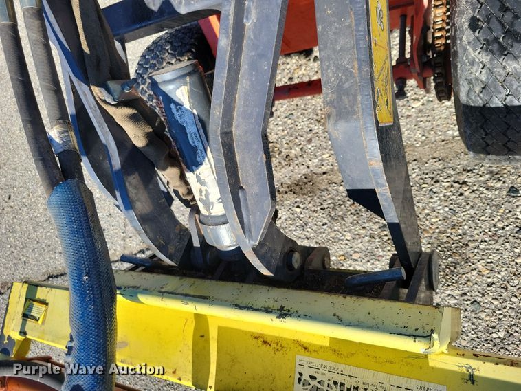 image for item NO9876 2002 Thomas 25G compact utility loader