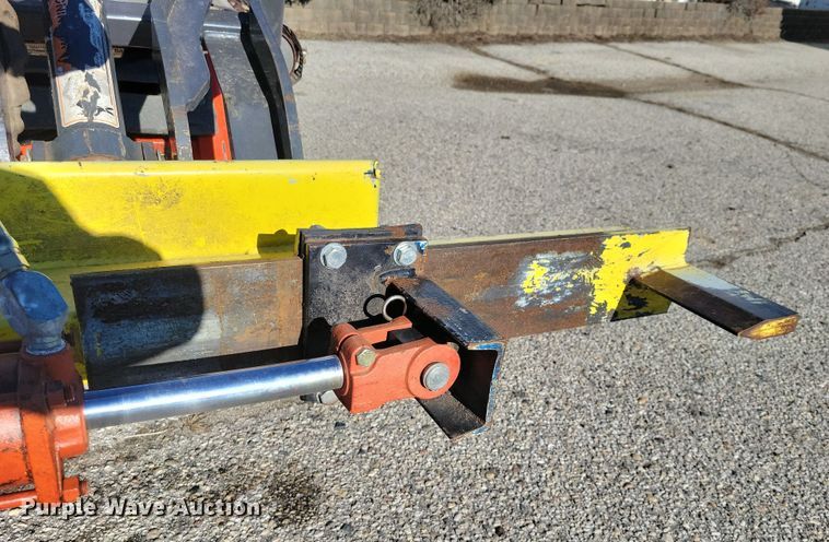 image for item NO9876 2002 Thomas 25G compact utility loader