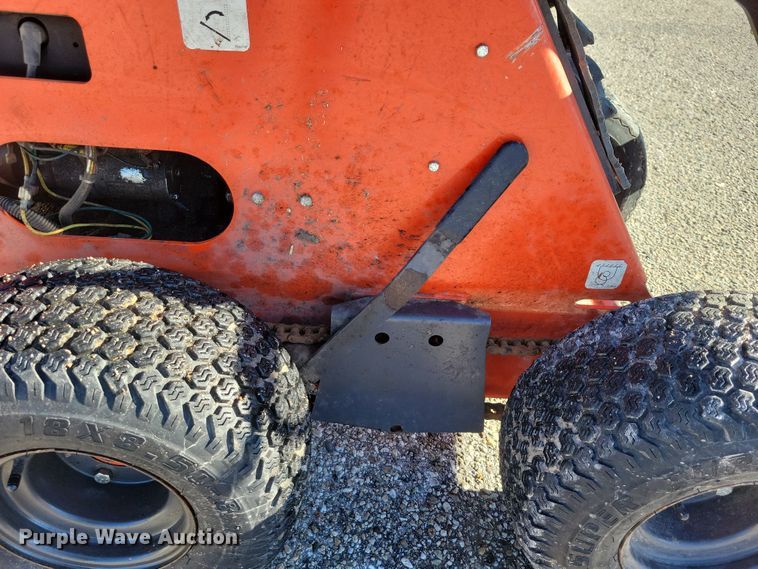 image for item NO9876 2002 Thomas 25G compact utility loader