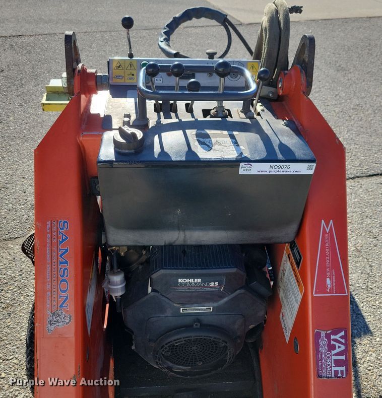 image for item NO9876 2002 Thomas 25G compact utility loader