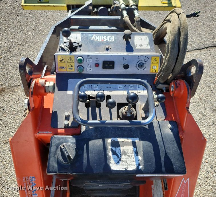 image for item NO9876 2002 Thomas 25G compact utility loader