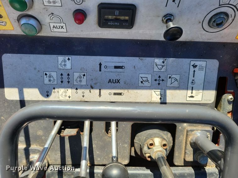 image for item NO9876 2002 Thomas 25G compact utility loader