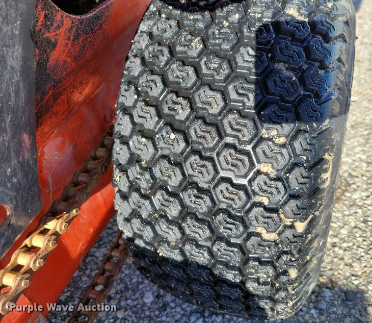 image for item NO9876 2002 Thomas 25G compact utility loader