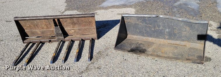 image for item NO9876 2002 Thomas 25G compact utility loader