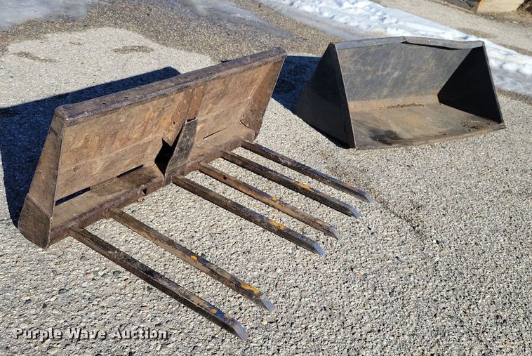 image for item NO9876 2002 Thomas 25G compact utility loader