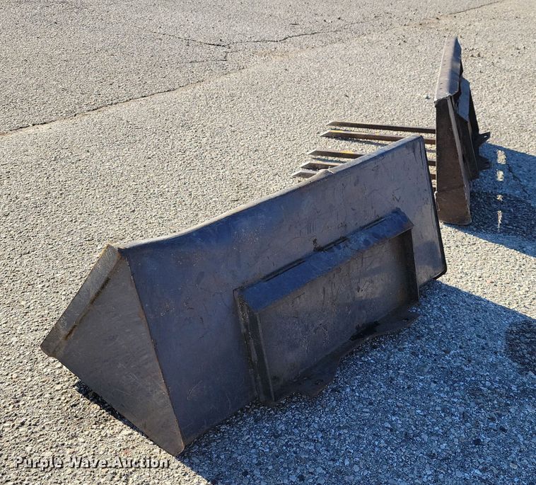 image for item NO9876 2002 Thomas 25G compact utility loader