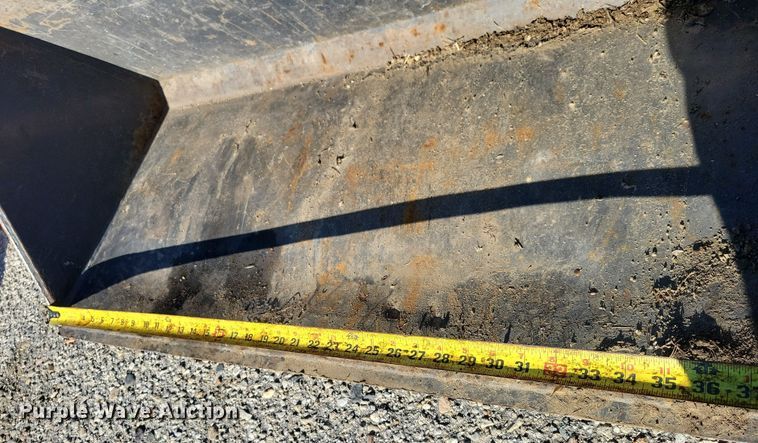 image for item NO9876 2002 Thomas 25G compact utility loader