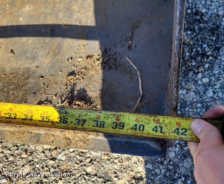 image for item NO9876 2002 Thomas 25G compact utility loader