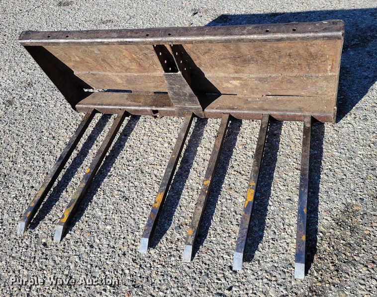 image for item NO9876 2002 Thomas 25G compact utility loader