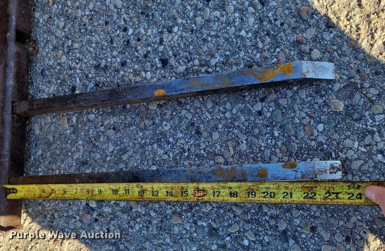 image for item NO9876 2002 Thomas 25G compact utility loader