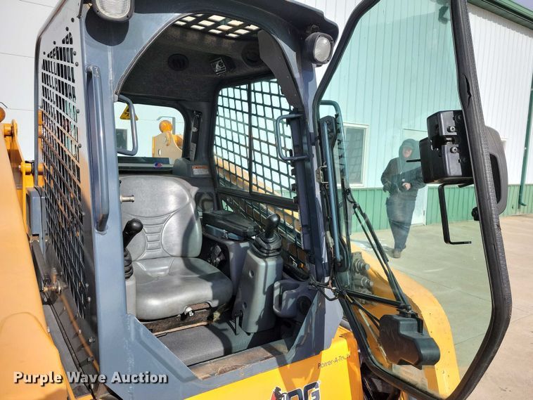 image for item NO9989 Mustang 2600R skid steer loader
