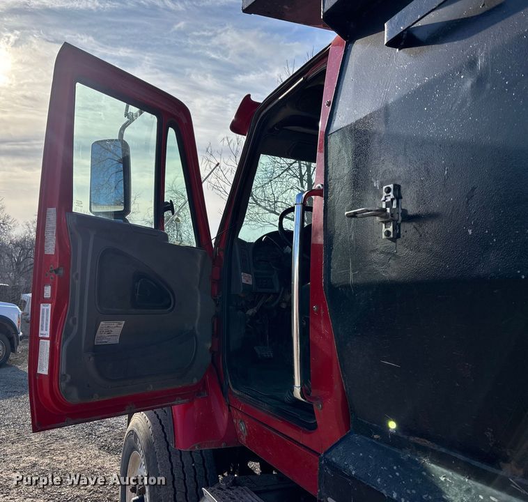 image for item OE9377 2005 International 7600 dump truck