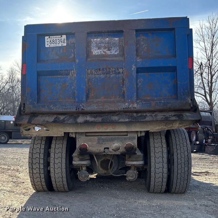 image for item OE9378 2006 Kenworth T8 Series dump truck
