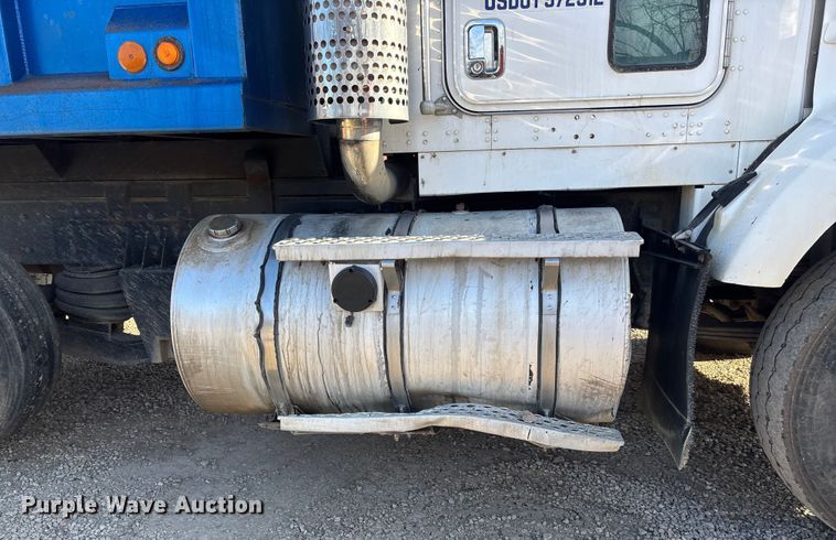 image for item OE9378 2006 Kenworth T8 Series dump truck