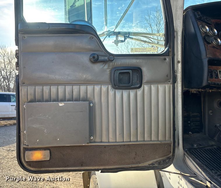 image for item OE9378 2006 Kenworth T8 Series dump truck