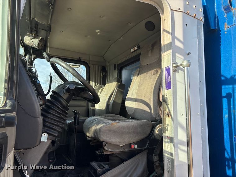 image for item OE9378 2006 Kenworth T8 Series dump truck