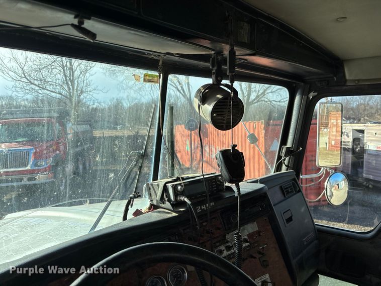 image for item OE9378 2006 Kenworth T8 Series dump truck