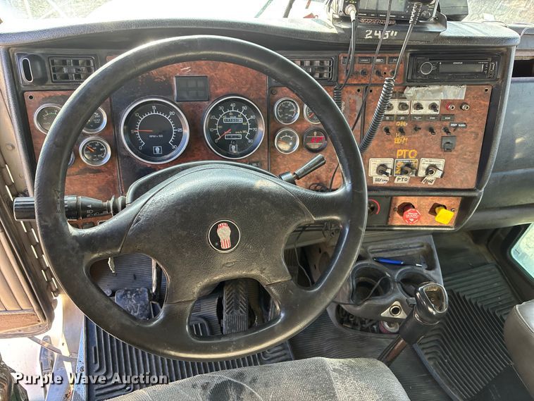 image for item OE9378 2006 Kenworth T8 Series dump truck