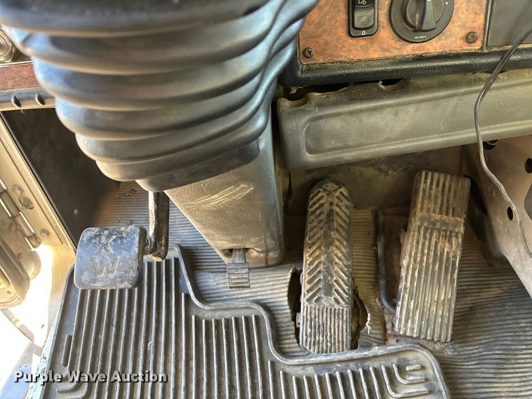 image for item OE9378 2006 Kenworth T8 Series dump truck